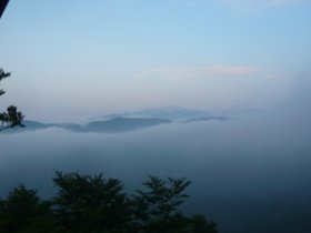 ☆カタクリ小屋より白山遠望