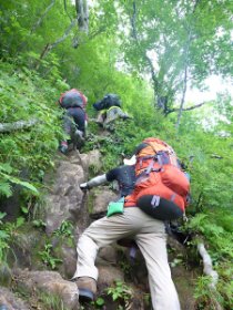 これより岩場注意